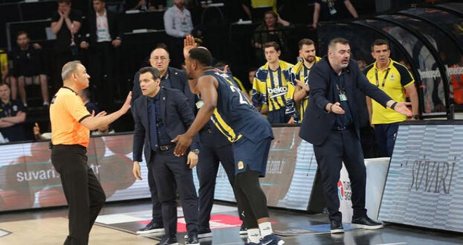 Anadolu Efes-Fenerbahçe Beko maçı hakemlerine ceza