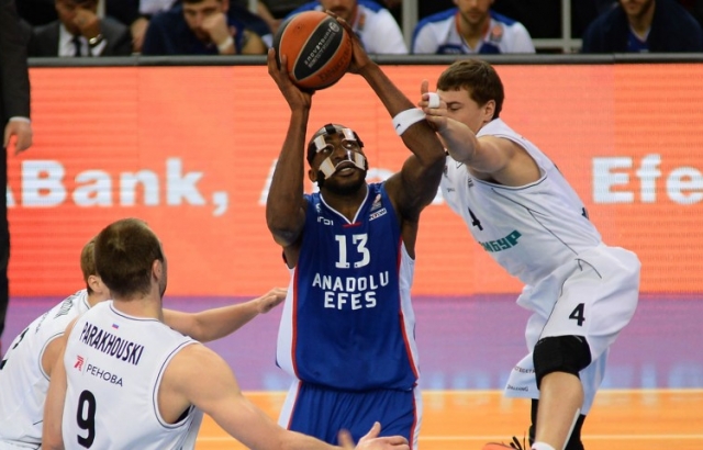 Anadolu Efes, Novgorod'a şans tanımadı