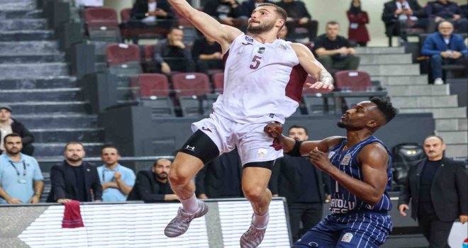 Anadolu Efes, Trabzon'dan galibiyetle dönüyor