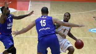 CSU Asesoft'u yenen Banvit liderliğe yükseldi