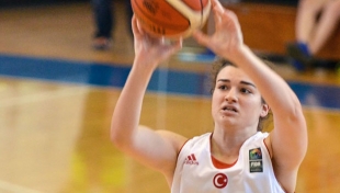 Genç Kızlarımız Danimarka önünde